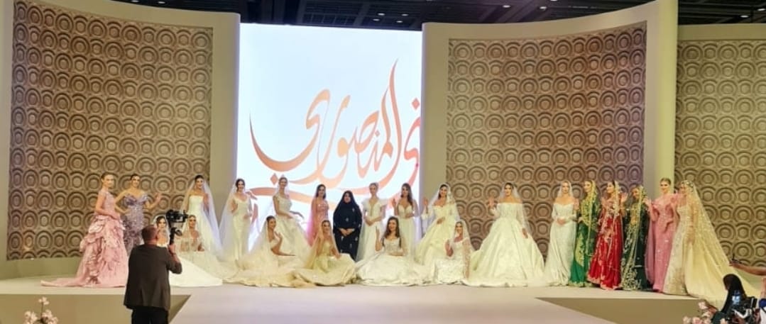 منى المنصوري تخطف الأنظار بعرض أزياء مبهر في عروس الخليج 2025 